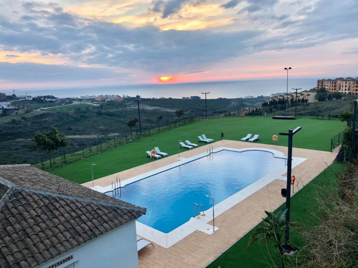 Small Oasis Nelson Mandela Apartment With Sea View, Two Bedrooms, Parking, Terrace And Pool Manilva Exterior photo